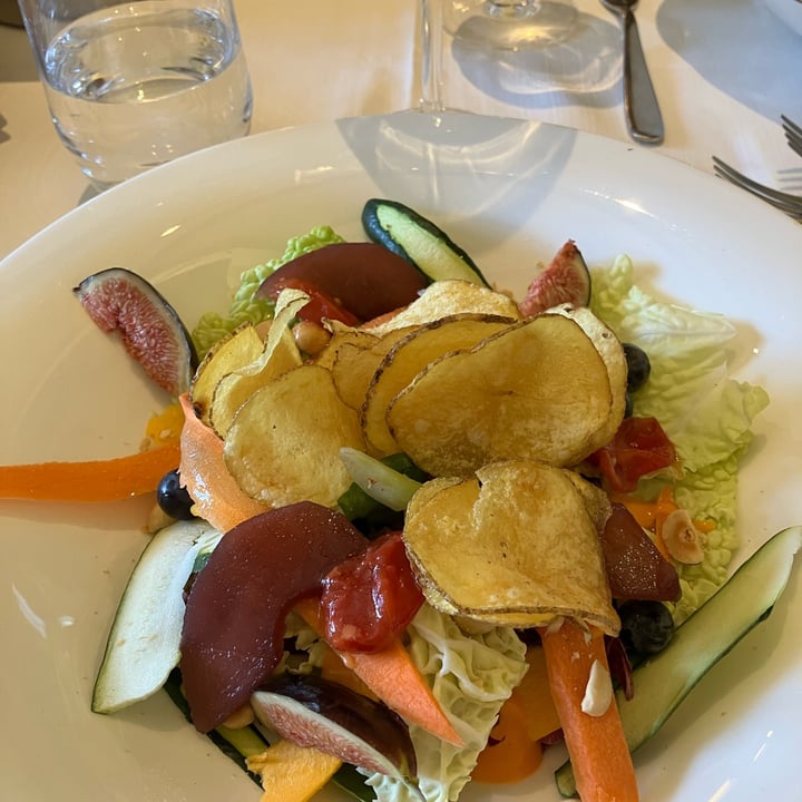 photo of Farm wooden spoon (Agriturismo il cucchiaio di legno) insalata di frutta e verdura con nocciole e chips di patate shared by @manuveg76 on  18 Sep 2022 - review