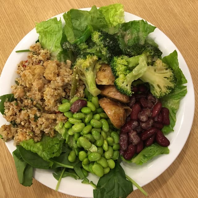 Foto do prato “Design Your Own Salad”