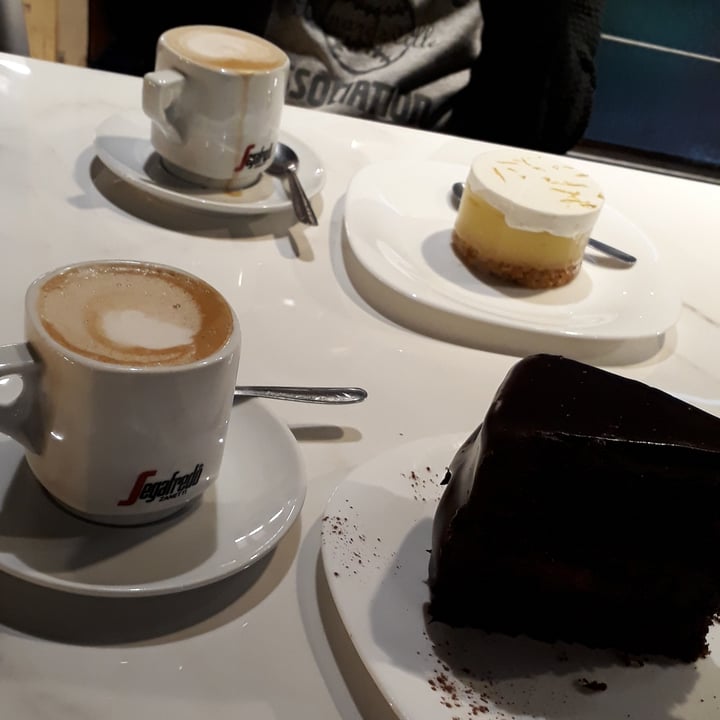 photo of Ubuntu Alimentos Sabios Café Con Leche, Lemon Pie Y Torta De Chocolate shared by @giseonfire on  30 Nov 2020 - review