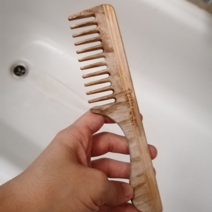 review photo of Tek Brushes Società Benefit Pettine a denti radi con manico shared by @martyb on 27 Jun 2021 - review