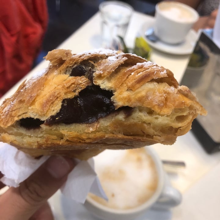 review photo of Bar Dolcezza di Cuscunà Temistocle Cornetto al cioccolato shared by @salvatore on 18 Jul 2022 - review
