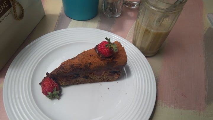 photo of 'AVIT Chocolate-strawberry cake shared by @alexandramessini on  22 May 2019 - review