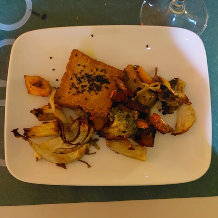 review photo of Cibo Ristorante Vegano Tofu fritto con verdure d'inverno al forno shared by @lezdom on 16 Dec 2022 - review