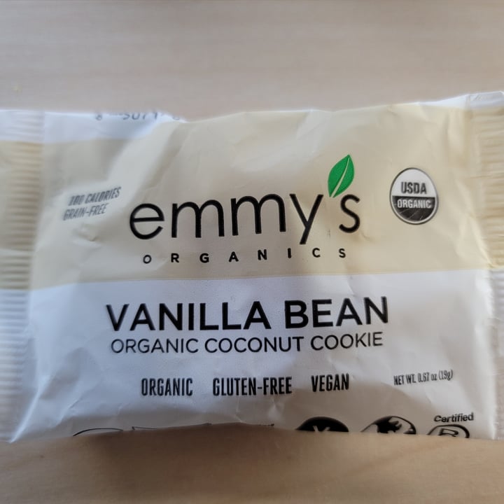photo of emmy's organics coconut Cookies vanilla bean shared by @sleekitty on  14 Jan 2022 - review
