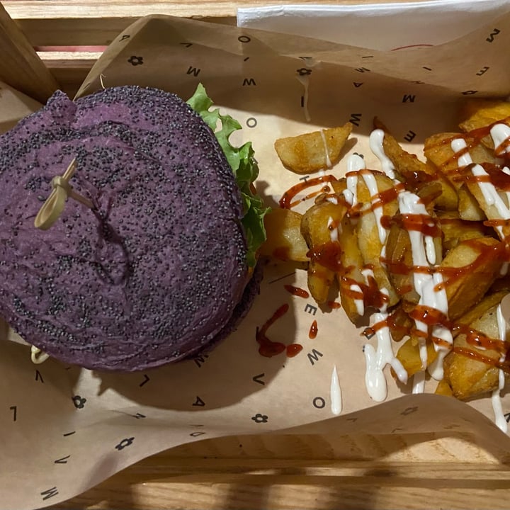 photo of Flower Burger Cherry Burger shared by @aledece on  10 Jun 2022 - review