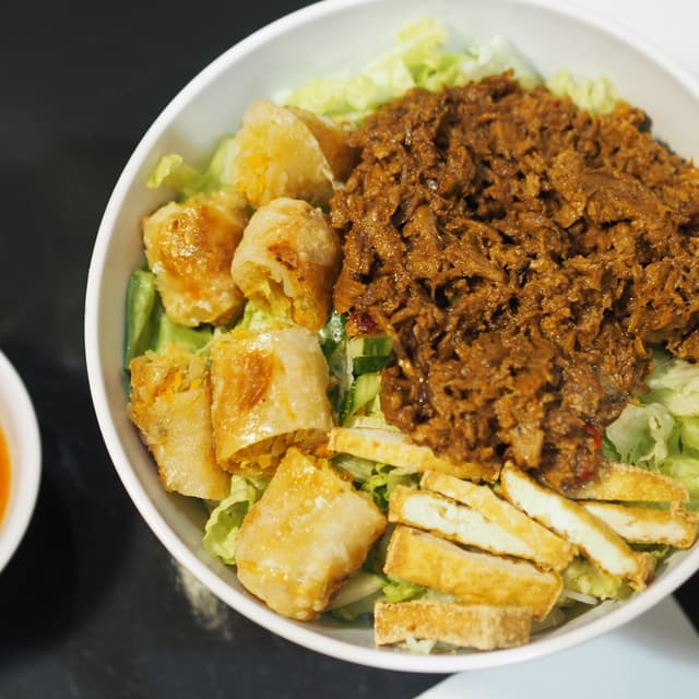 菜肴“Bò Bún “Bouef” / Vietnamese “Beef” Noodle Salad”的照片