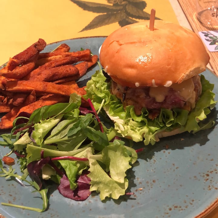 photo of Shake Café Vegan Burger shared by @elenapelliccia on  12 Mar 2022 - review