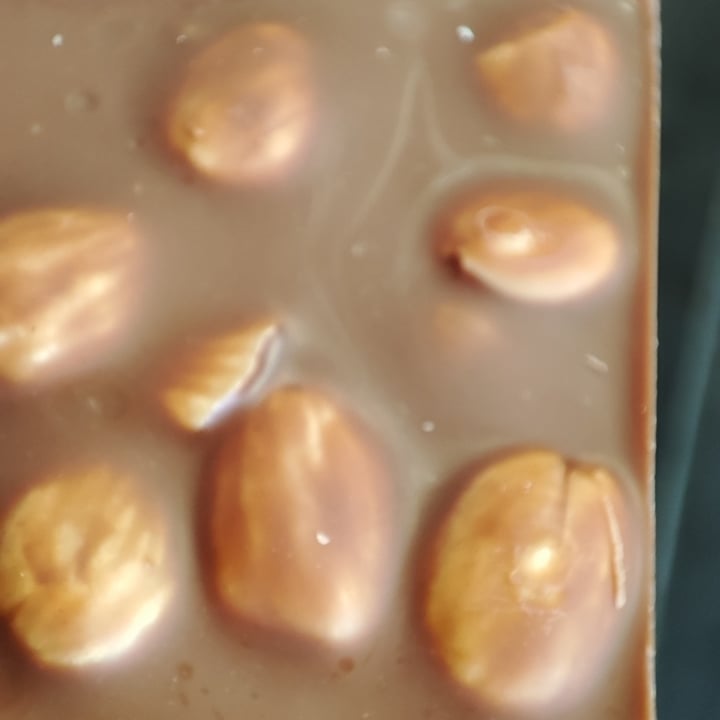 photo of Artisans du Monde Chocolat Vegan Croquant Amandes shared by @frenchvegangirl on  27 Feb 2022 - review