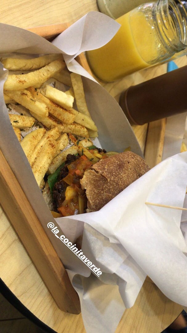 photo of La Cocinita Verde - Comida Vegana Hamburguesa de Frijol Caraota shared by @felipeguerrero on  04 Jul 2019 - review