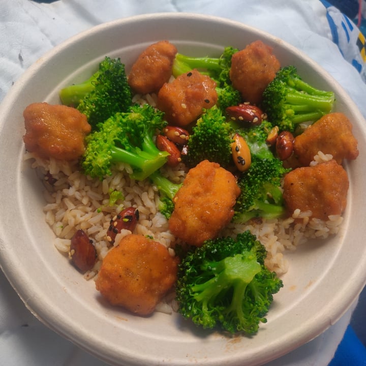 photo of Veggie Grill Orange Chikin Bowl shared by @busybeevegan on  09 Jan 2022 - review