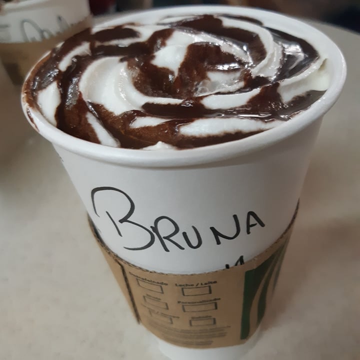 review photo of Starbucks GRU Terminal II capuccino con leite de aveia shared by @brunabsaldanha on 07 May 2022 - review