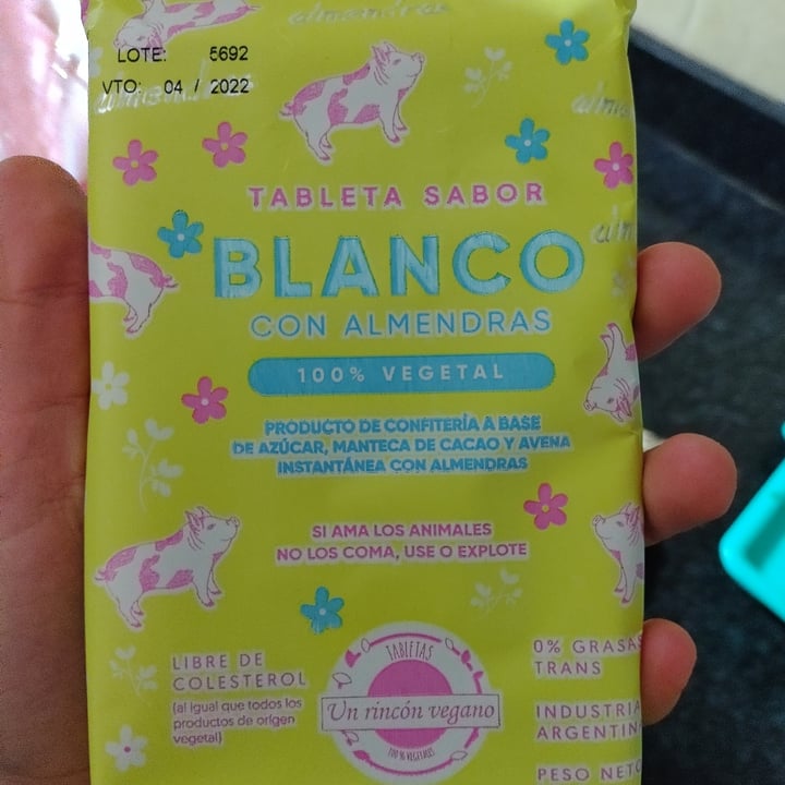photo of Un Rincón Vegano Tableta sabor Blanco con Almendras shared by @lasdrogaslisa on  09 Aug 2021 - review