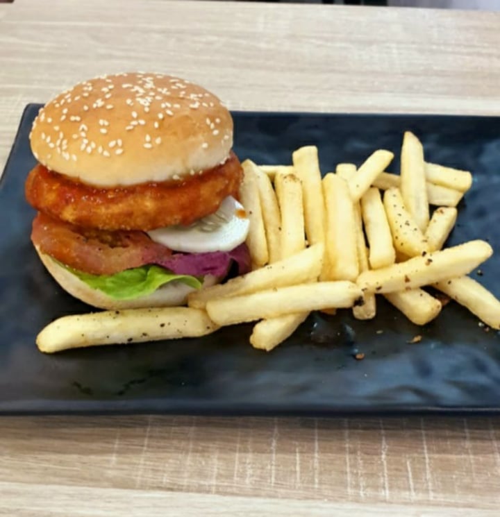 photo of Greendot Vegetarian Bugis Junction Thai Spicy Konnyaku Burger (Vegan) shared by @choyyuen on  04 Dec 2019 - review