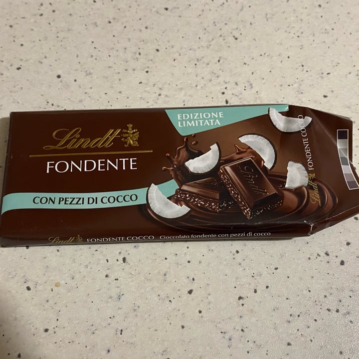 photo of Lindt Cioccolata Fondente con Pezzi di Cocco shared by @laum0 on  15 Jun 2022 - review