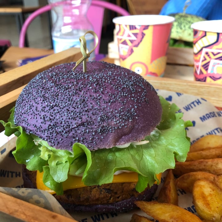 photo of Flower Burger Flower burger shared by @elisagiust on  10 Mar 2022 - review