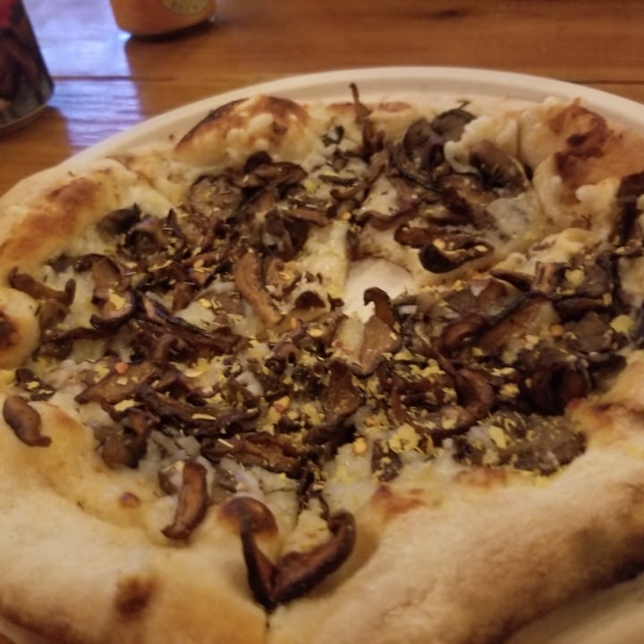 photo of Humble Wood Fire (Depot Park) "The Funghi" cashew alfredo, thyme, shiitake "bacon," sauteed crimini mushrooms, mozzarella. 🤤😍
 TO DIE FOR! shared by @veggie-abby on  30 Apr 2020 - review