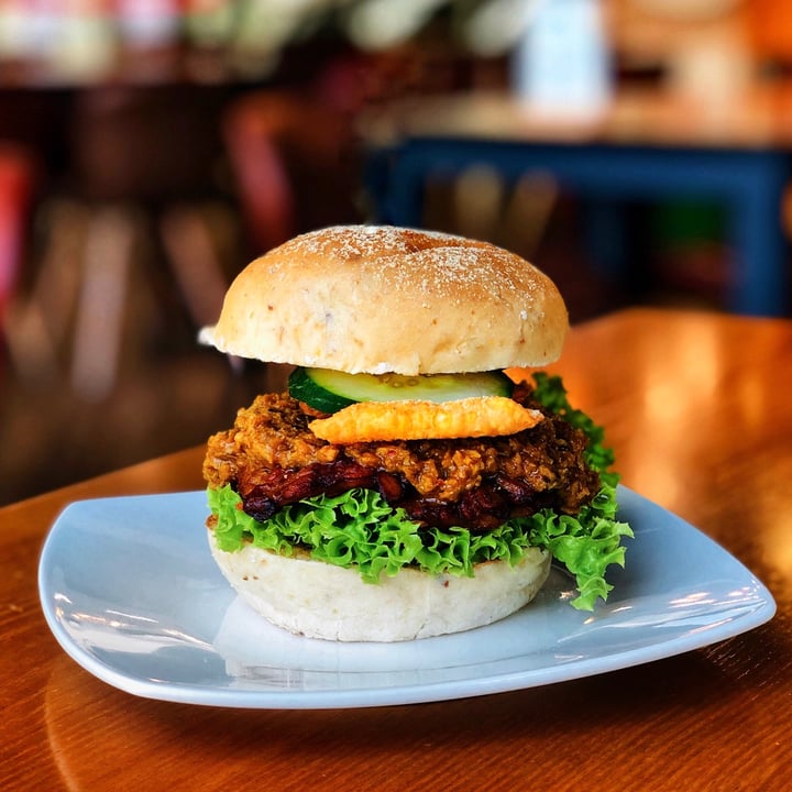 photo of nomVnom Bistro Tempeh Rendang burger shared by @consciouscookieee on  15 Aug 2021 - review