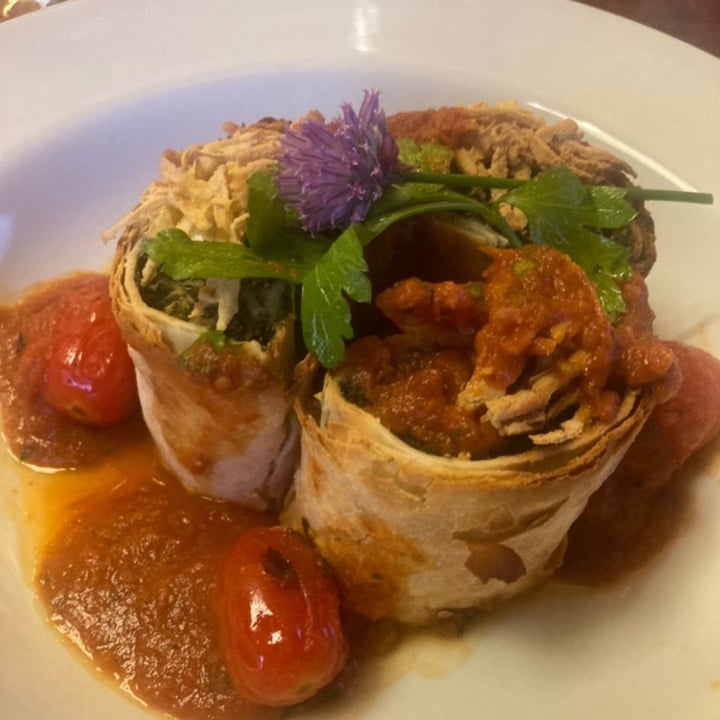 photo of Los Cauquenes Resort & Spa Strudel de espinaca y tofu con salsa de tomate y tomates cherries asados shared by @vannaangelicola on  11 Dec 2022 - review