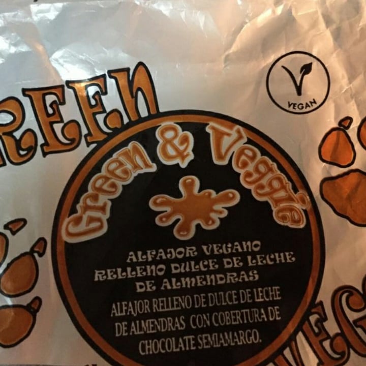 review photo of Green & Veggie Alfajor Vegano Relleno Dulce De Leche De Almendras shared by @veggierulesce on 07 Jun 2021 - review