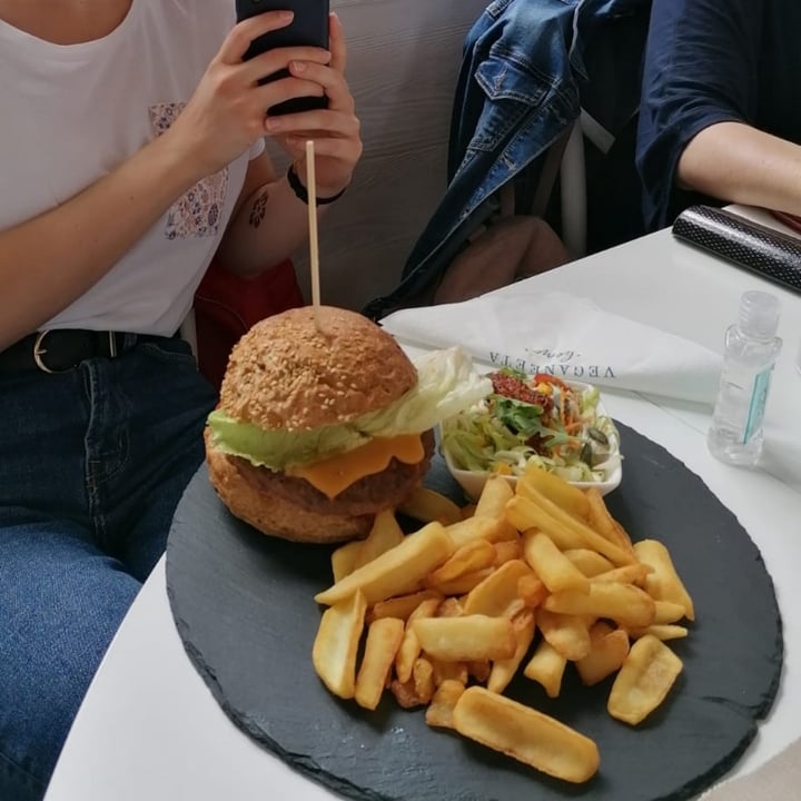 photo of Veganeeta Home homeburger shared by @szecsfruzs on  15 Oct 2022 - review