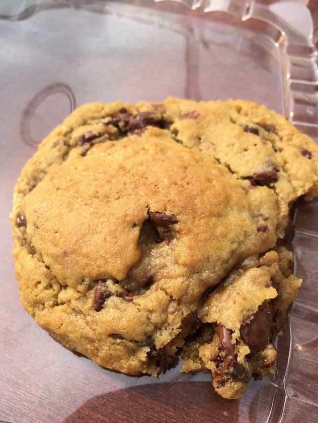 「Chocolate chip cookie」の料理の写真