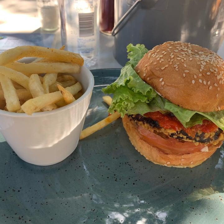 review photo of Sugar Rush Park. ChickPea & Cauliflower Vegan Burger shared by @haleyrieckhoff on 26 Dec 2021 - review