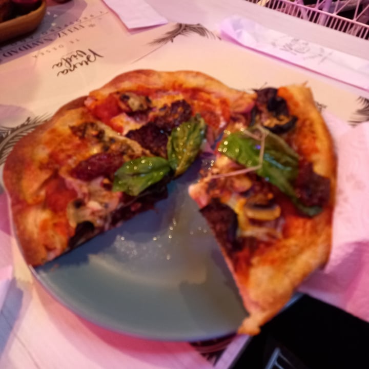 photo of Pura Vida veggie and vegan No meat lovers Pizza shared by @lauramartinezrom on  13 Feb 2022 - review