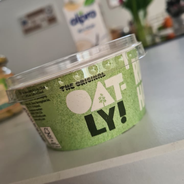 photo of Oatly Oat spread Garlic Cucumber shared by @irez on  09 Apr 2022 - review