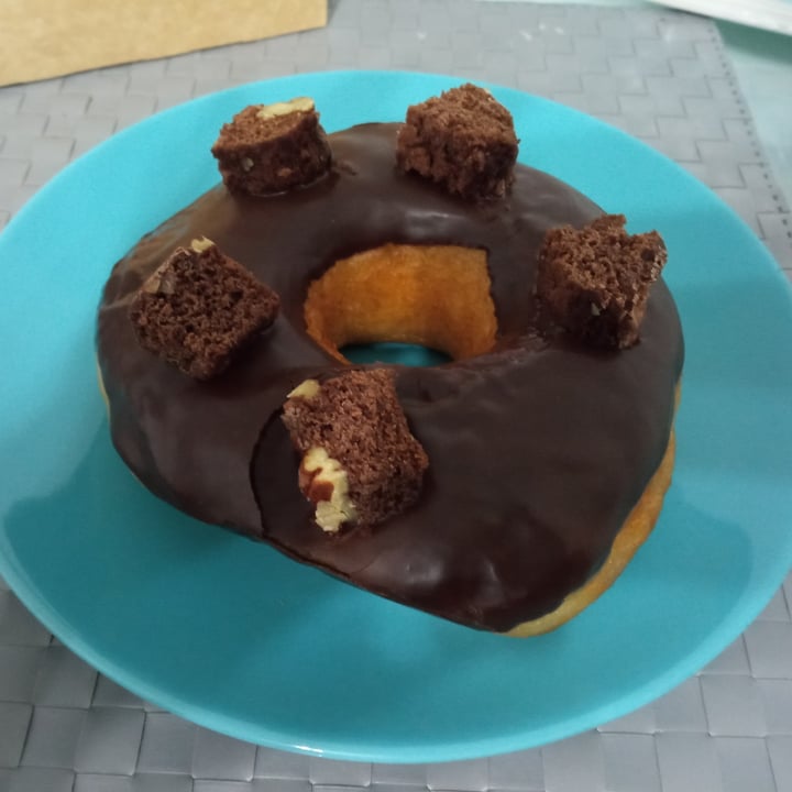 photo of VegAmazing Doughnuts Donut de chocolate con brownie shared by @susansublime on  05 Dec 2020 - review