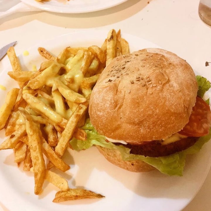 photo of Loving Hut Microcentro Soja burguer shared by @akgusti on  24 Aug 2020 - review