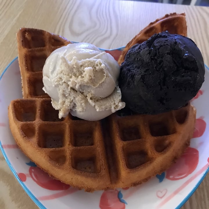 photo of Heartbreak Melts Ice Cream Cafe Waffles with 2 scoop of ice cream shared by @ziggyradiobear on  11 Jun 2022 - review