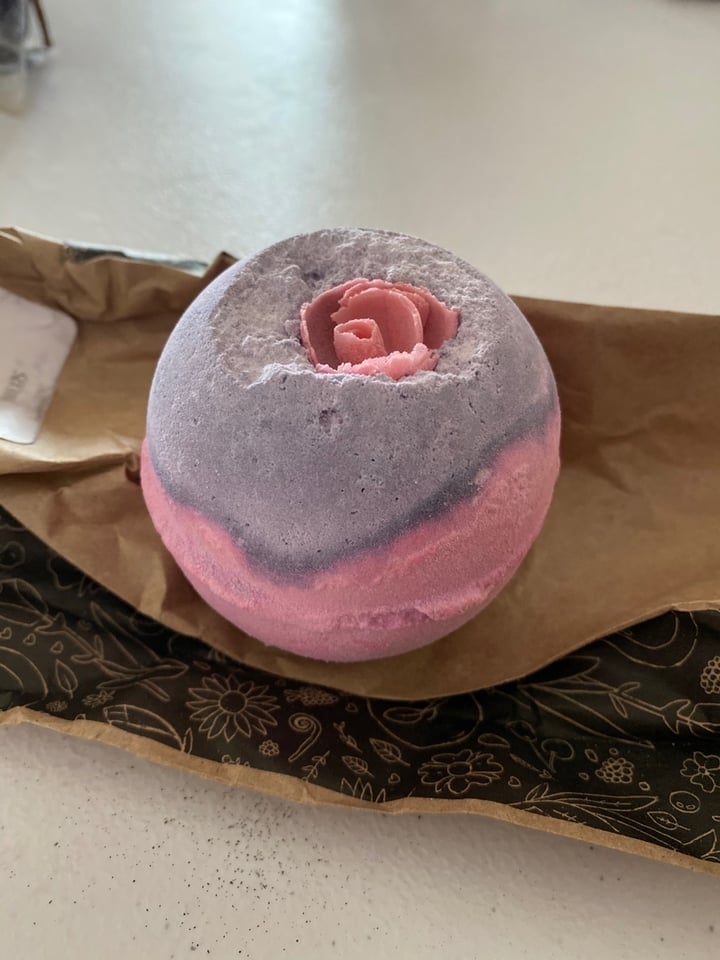 review photo of LUSH Fresh Handmade Cosmetics Sex Bomb Bath Bomb shared by @willowalexis on 23 Apr 2020 - review