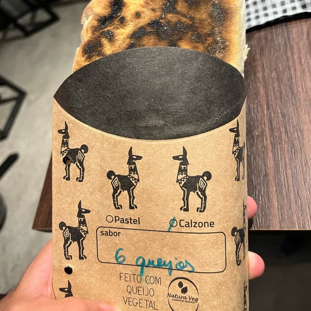 菜肴“Calzone De 6 Queijos Vegano”的照片