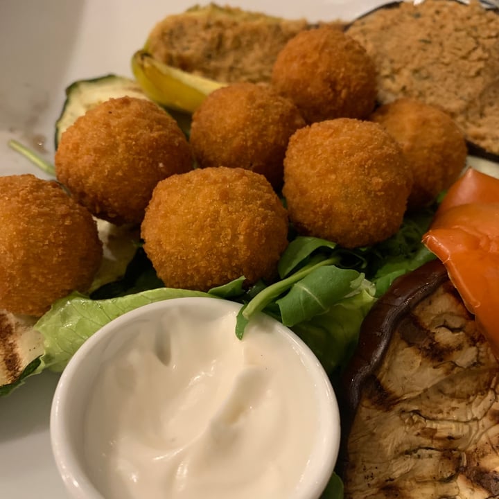 photo of Ristorante Pizzeria Gli Angeli Falafel Con Verdure Grigliate  Maionese Di Soia shared by @catortorella on  25 Aug 2022 - review