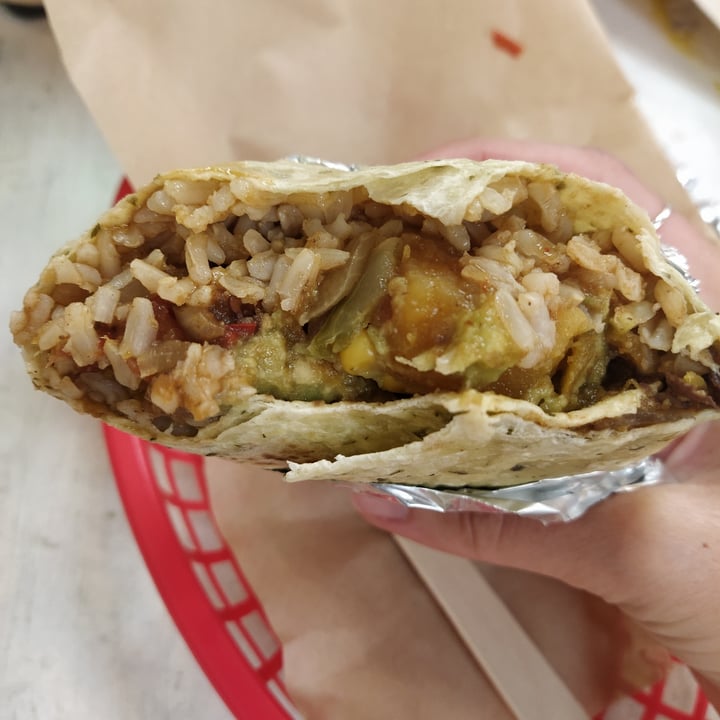 review photo of Urban Burrito Bar Burrito de chili vegano shared by @silviabernal on 29 Nov 2021 - review