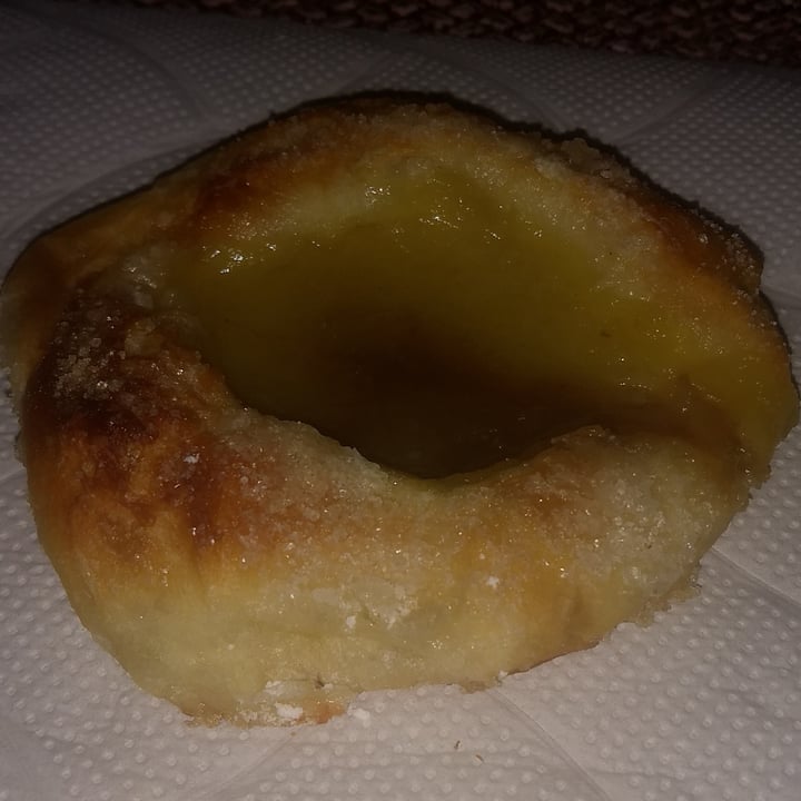 photo of Panadería vegana Factura con pastelera y membrillo shared by @medinagustin7 on  02 Aug 2021 - review