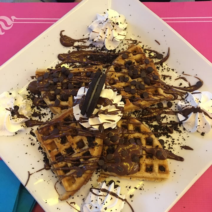 Freedom Cakes Madrid, Spain Cookies'N Cream & Nutella Waffle Review