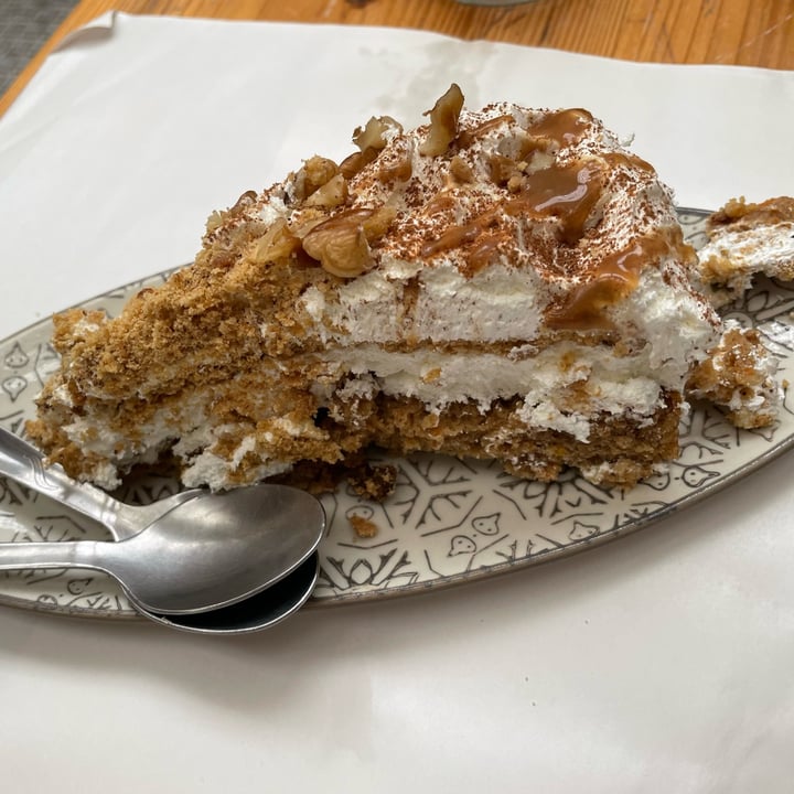review photo of Veganitessen Carrot Cake shared by @branquinhana on 18 Mar 2022 - review