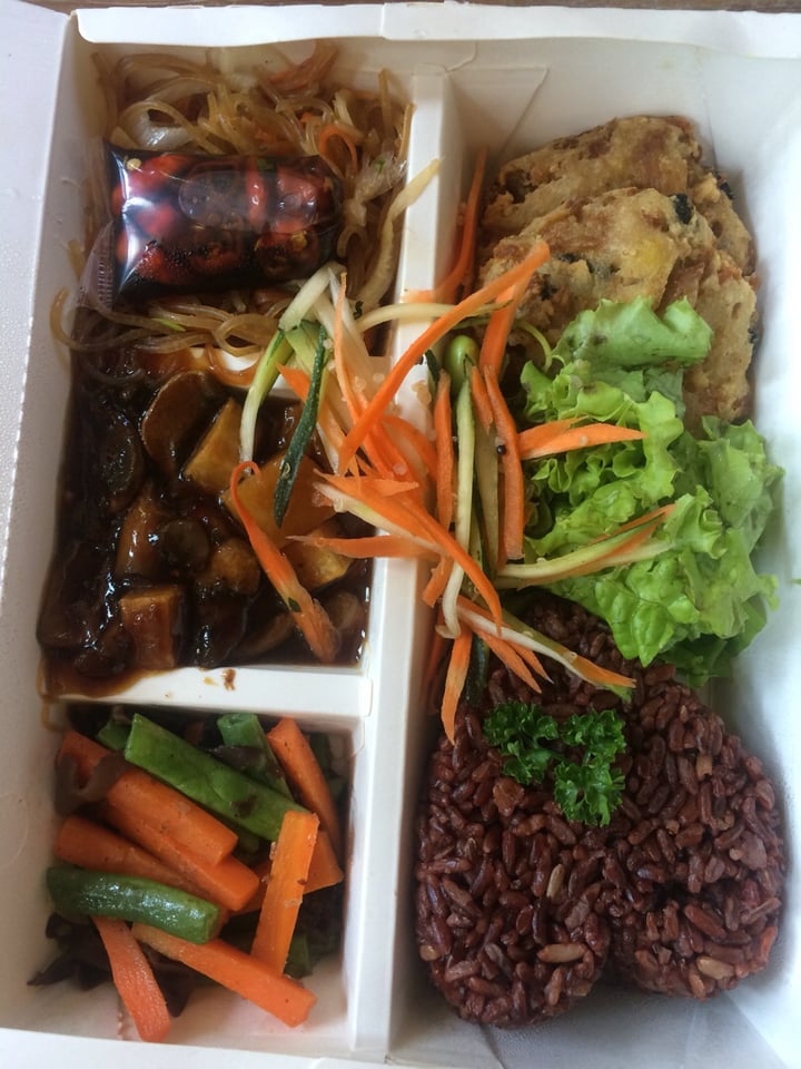 photo of Bodhi Leaf Eatery Cantonese Platter shared by @vegan-alien on  13 Apr 2020 - review