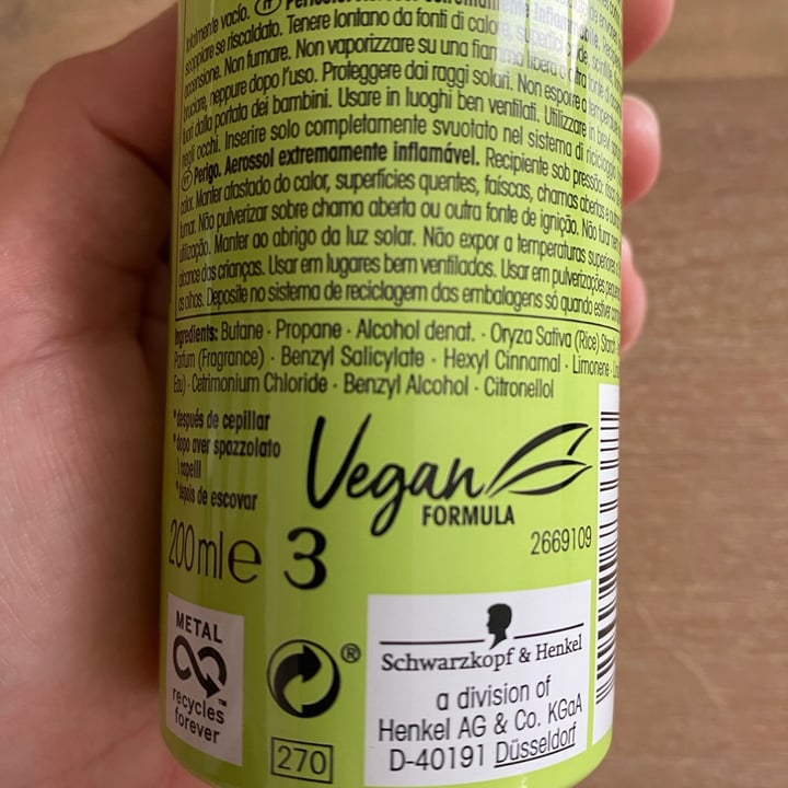 photo of Schwarzkopf Got 2b Dry shampoo Instant Refresh shared by @lorenavegana on  07 Jul 2021 - review