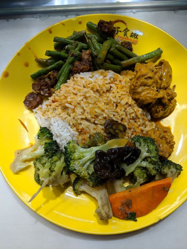 review photo of Food Pavilion Vegetarian mixed rice. Nasi lemak (coconut milk rice). Stir-fried tempeh with long beans. Stir-fry long beans with black fungus and carrot. Mutton mock meat curry. shared by @pavarnessvm on 26 Mar 2019 - review