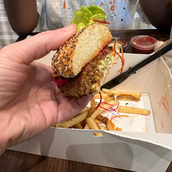 photo of Gordon Ramsay Food Market beet burger shared by @chubbyvegan41 on  04 Sep 2022 - review