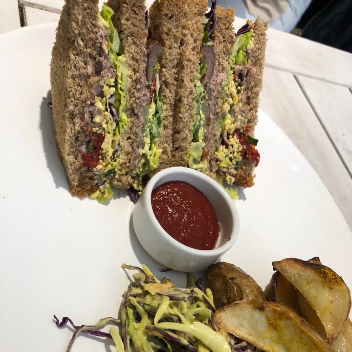 photo of Buenos Aires Verde Vegan “tuna” sandwich shared by @1wandadeluca on  26 Jul 2020 - review