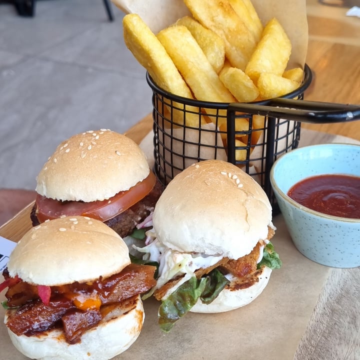 photo of Kaylee's Eatery Trio of sliders shared by @sunshineyum on  28 Sep 2021 - review