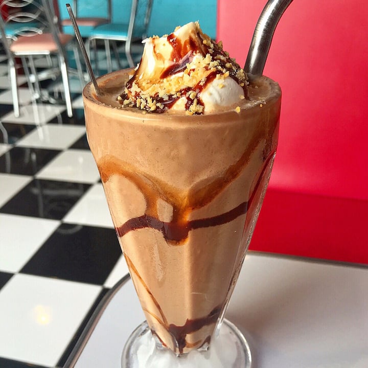 photo of COMET 984 - 50's Diner Home-made Snickers Milkshake shared by @natmoraesrocha on  04 Mar 2019 - review