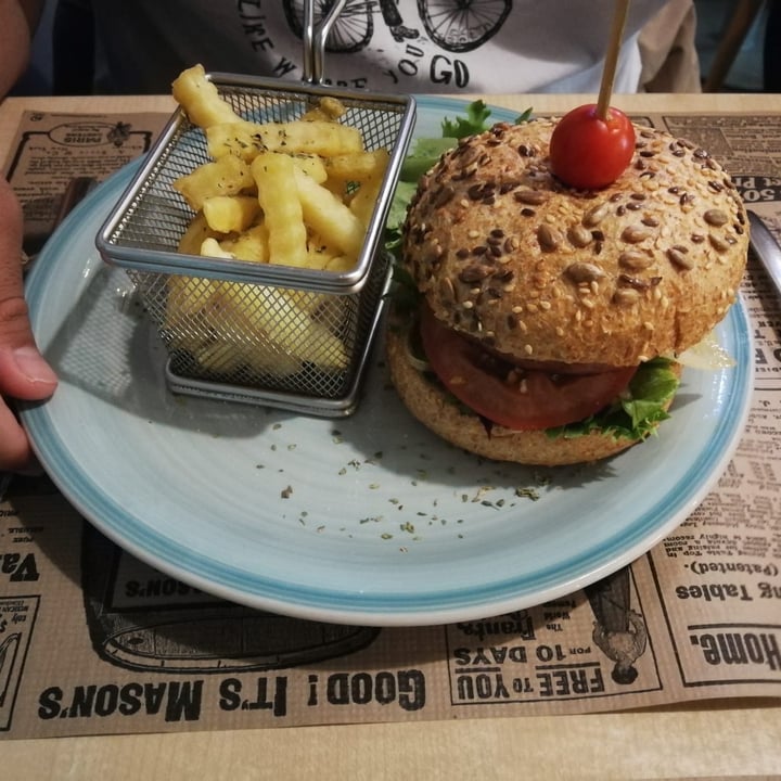 photo of BuenaVida 100% Vegan Beyond Meat Burger shared by @trajkovskagutierrez on  27 Mar 2022 - review