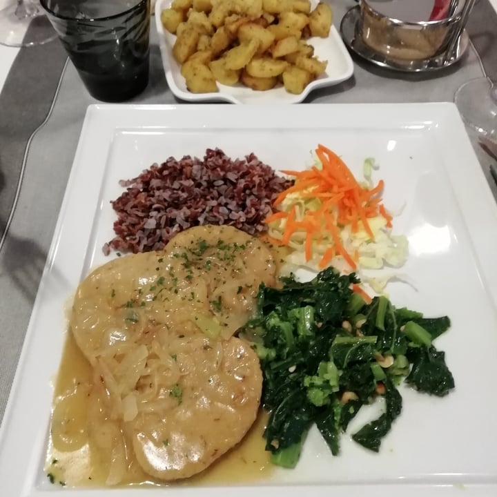 photo of Ristorante Vegano Biologico La Lanterna Fettine di lupino alla Milanese con riso rosso e cime di rapa alle nocciole shared by @virginiap on  18 Feb 2021 - review