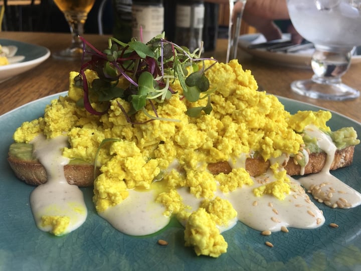 photo of Lexi's Healthy Eatery Smashed avo And Scrambled Tofu shared by @barbaraseeger on  15 Mar 2020 - review
