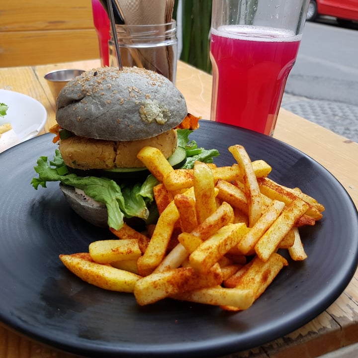 photo of Vegamo MX Falafel Burger shared by @veganintheworld on  06 Apr 2021 - review