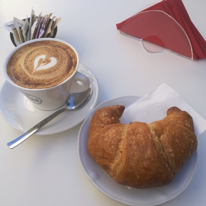 photo of Al Piccolo Cappuccino al latte di soia e cornetto alla marmellata shared by @monysotgiu on  10 Jun 2022 - review